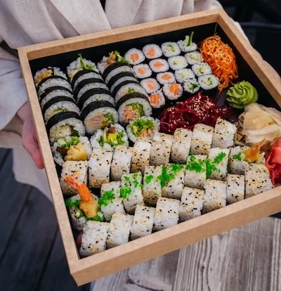 Opakowanie na sushi z wkładka.webp