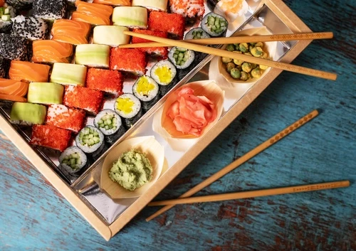 Pudełko papierowe na sushi 32x32x5cm kraft-srebrne sushi (2).webp