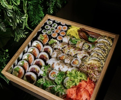 Pudełko papierowe na sushi 32x32x5cm kraft-srebrne sushii.webp