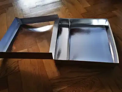 Wkładka srebrna czarne opakowanie na sushi.webp