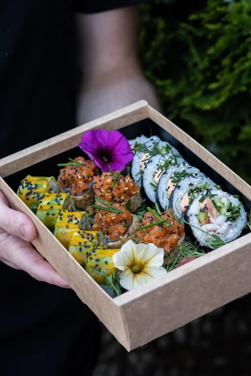 Pudełko papierowe na sushi 25x16x5cm kraft-czarne sushi.webp