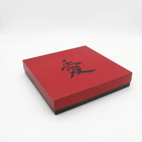Pudełko na sushi 32x32x5cm czerwone z znakiem japońskim.webp